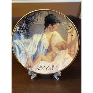 New AVON Vintage 2003 Mother's Day Collector Plate "Held in Loving Arms"